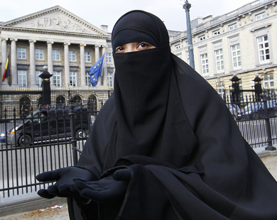 برلمان بلجيكا يحظر ارتداء النقاب 