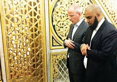 أحد منتجي الفيلم المسيء للنبي يعتنق الإسلام ويبكي «ندما» عند قبر الرسول