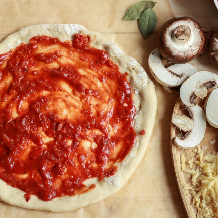 عجينة البيتزا السهلة والسريعة
