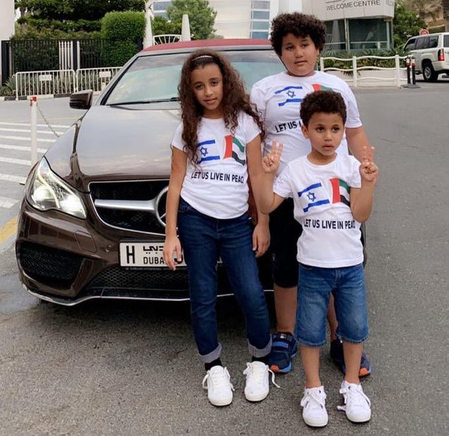 صورة لأطفال اماراتيين وهم يرتدون قمصان تحمل العلمين الإسرائيلي والإماراتي