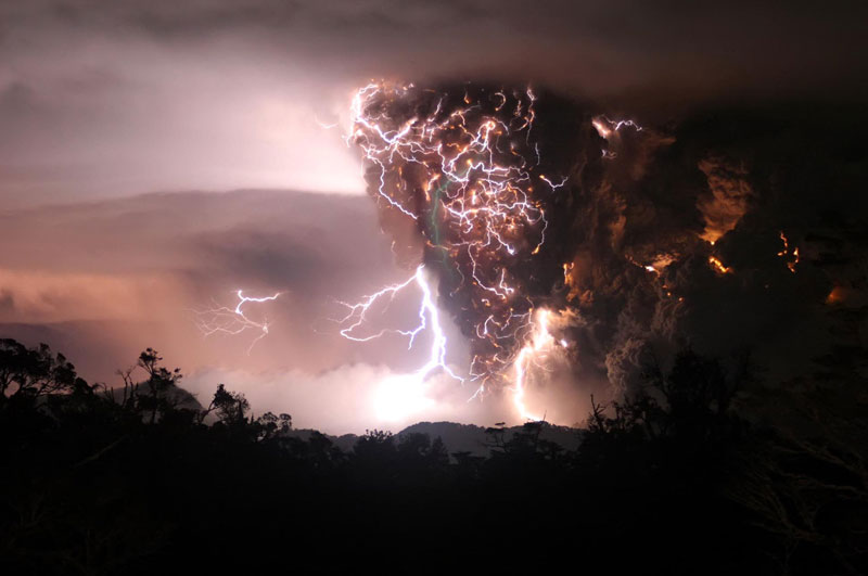 صورة البرق والبركان