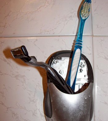 100 مليون جرثومة تنقلها فرشاة الأسنان إذا تركت في الحمّام