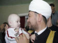 الرضيع الذي بعث الامل في جنوب روسيا بظهور آيات قرآنية على جسده