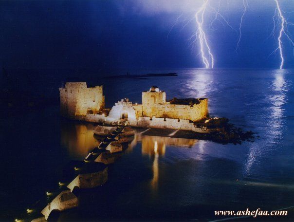 صورة لقلعة صيدا مع منظر البرق 