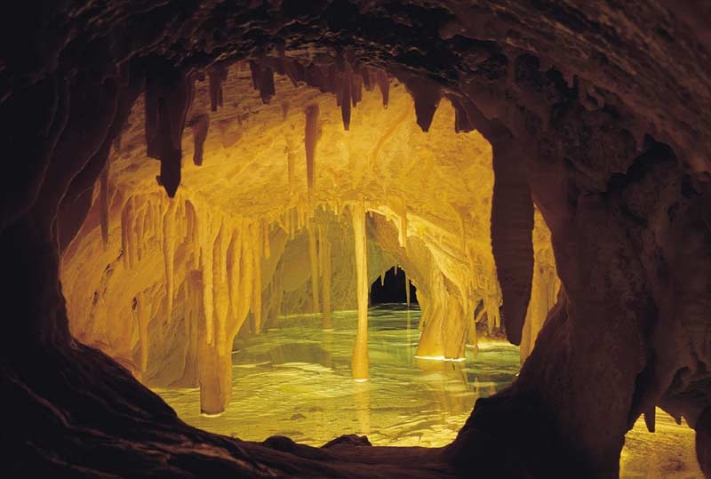 منظر طبيعي لمغارة تحت الأرض