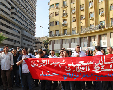 شهيد الطوارئ يؤجج الاحتجاجات في مصر 