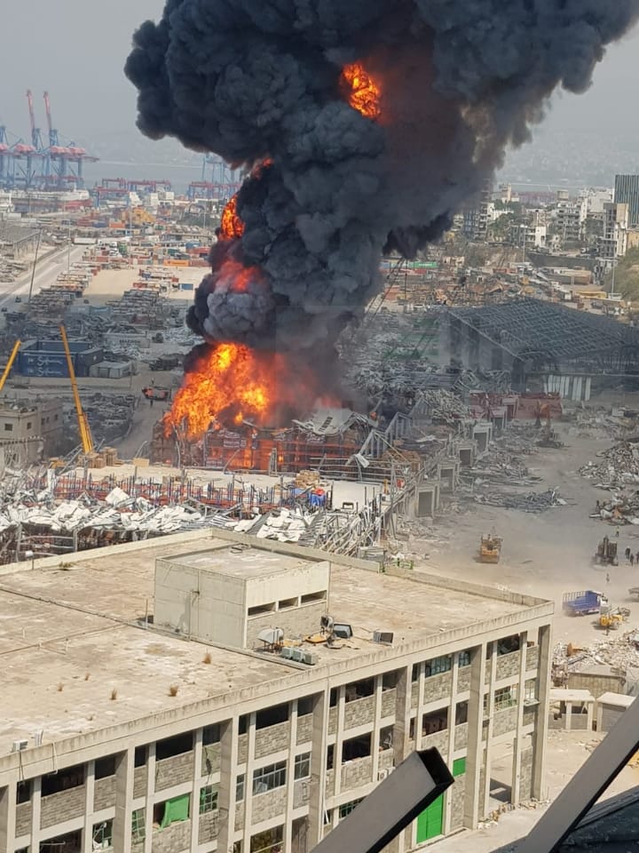 حريق كبير في مرفأ بيروت بالفيديو