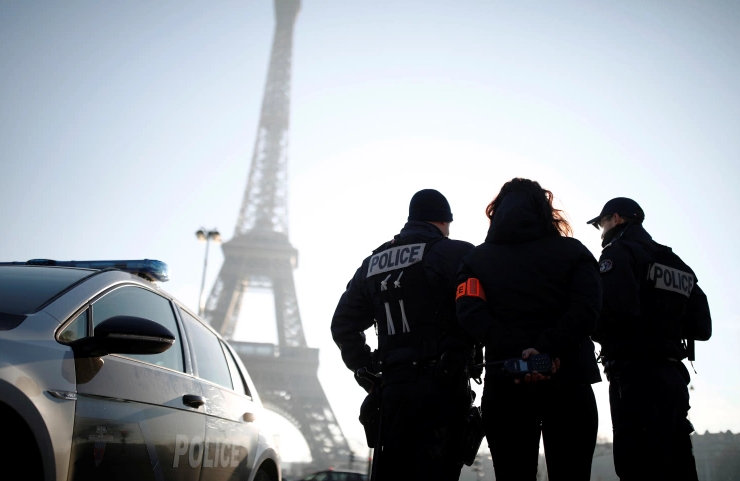 طعن مسلمتين أمام أطفالهما عند برج إيفل والأزهر يصفها بالعمل الإرهابي