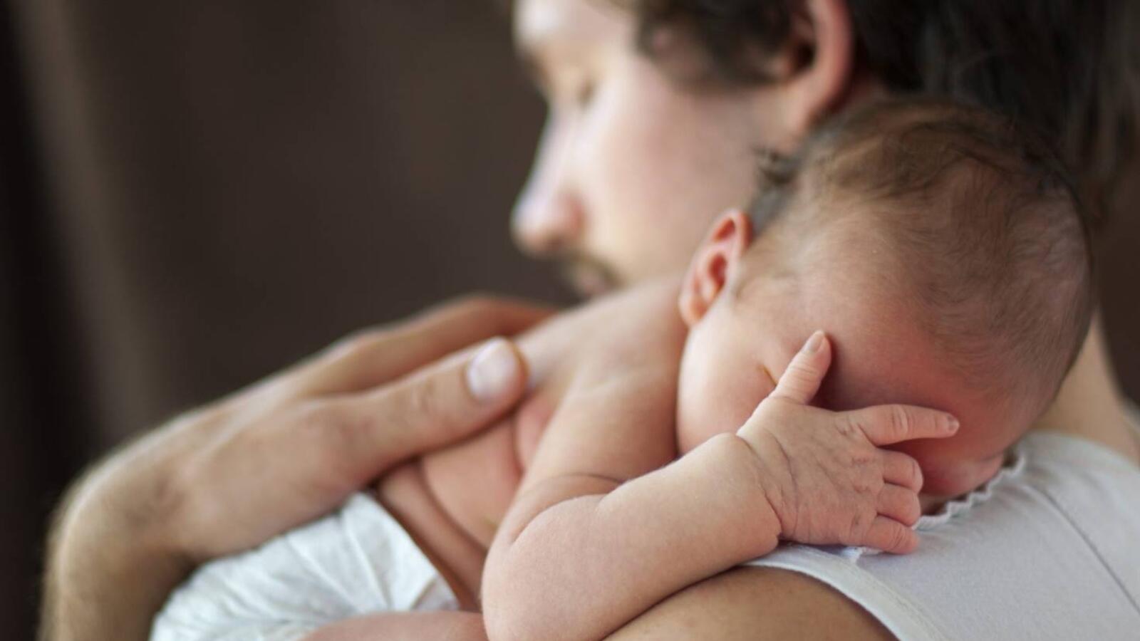 دراسة: إنجاب الرجال بعد سن الـ45 يعرض حياة الأم والجنين للخطر