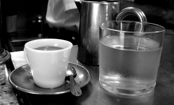 ابدأ صباحك بشرب كوب من الماء بدلاً من القهوة