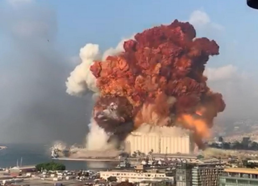 شاهد بالفيديو الانفجار الكبير الذي هز مدينة بيروت 